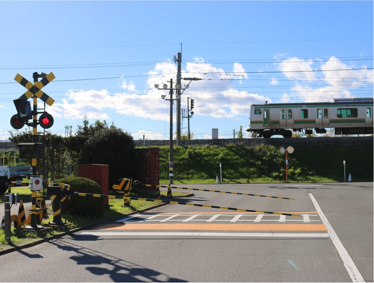 トレーニングコースの画像 4車線を擁する広い車道